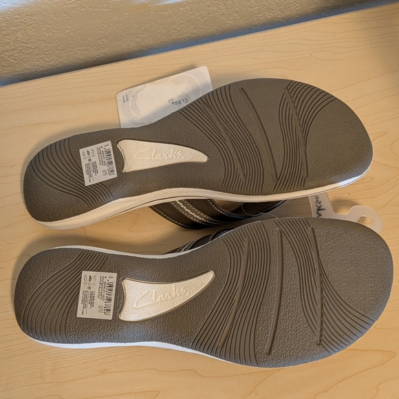 Clarks Cloudsteppers Tan and Brown Sandals - Picture 3 of 5